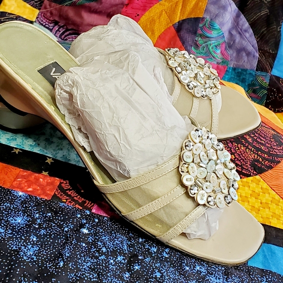 Van Eli 10M ivory Sandal with fancy mother of pearl and rhinestone detail - Picture 4 of 4